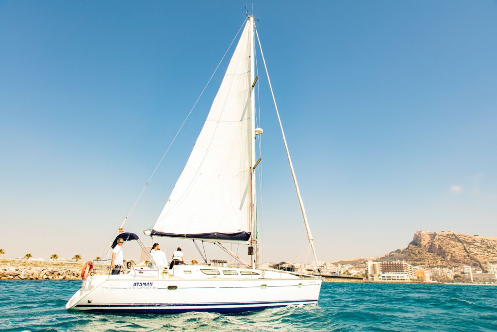 Velero Ataman navegando por la costa de Alicante