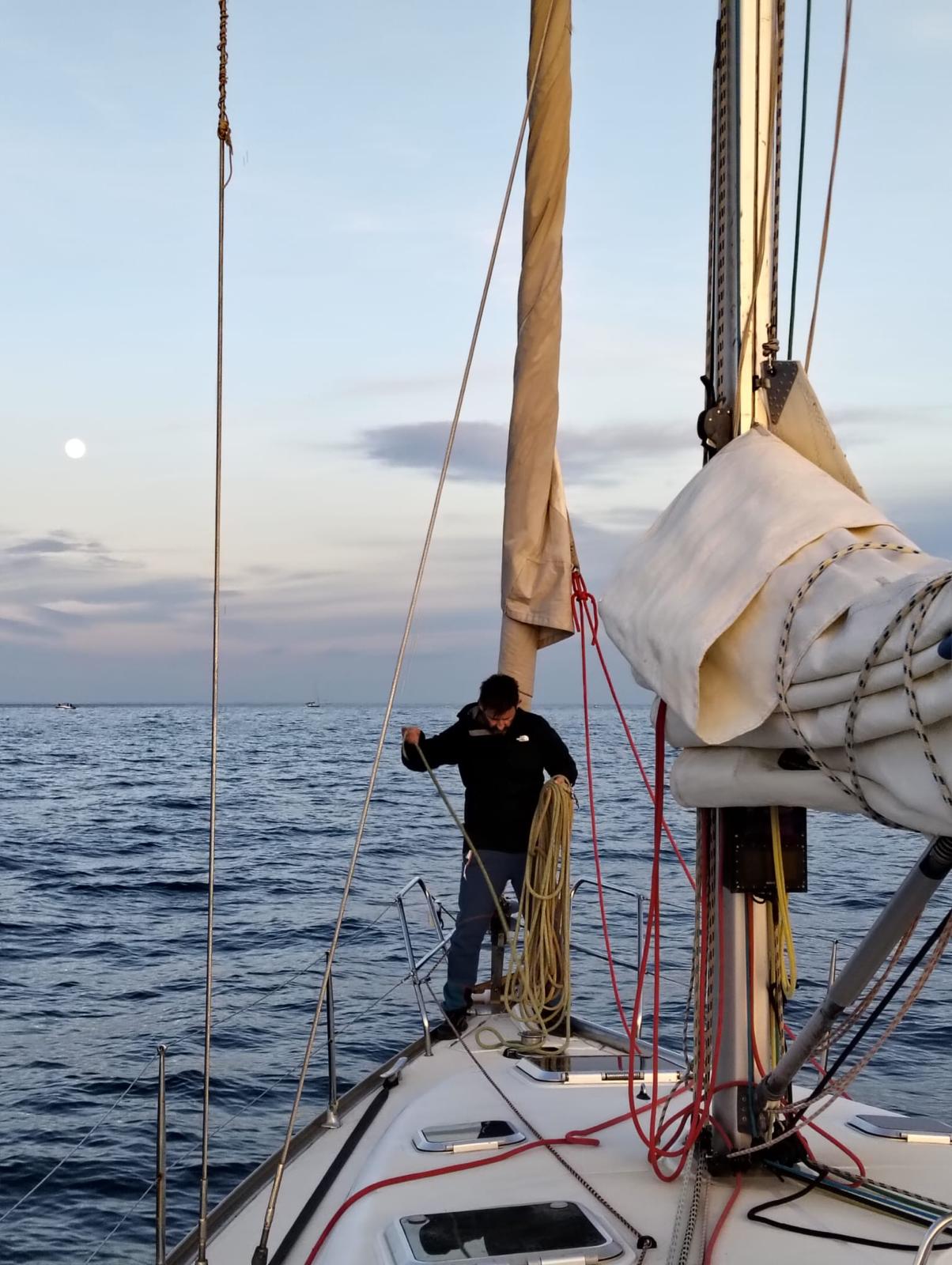 Velero de OCIOVELA navegando al atardecer en Alicante