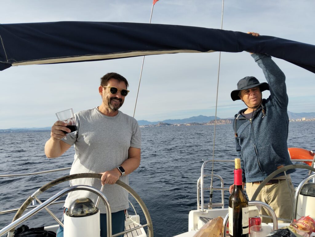 Alumno navegando a vela con OCIOVELA en Alicante
