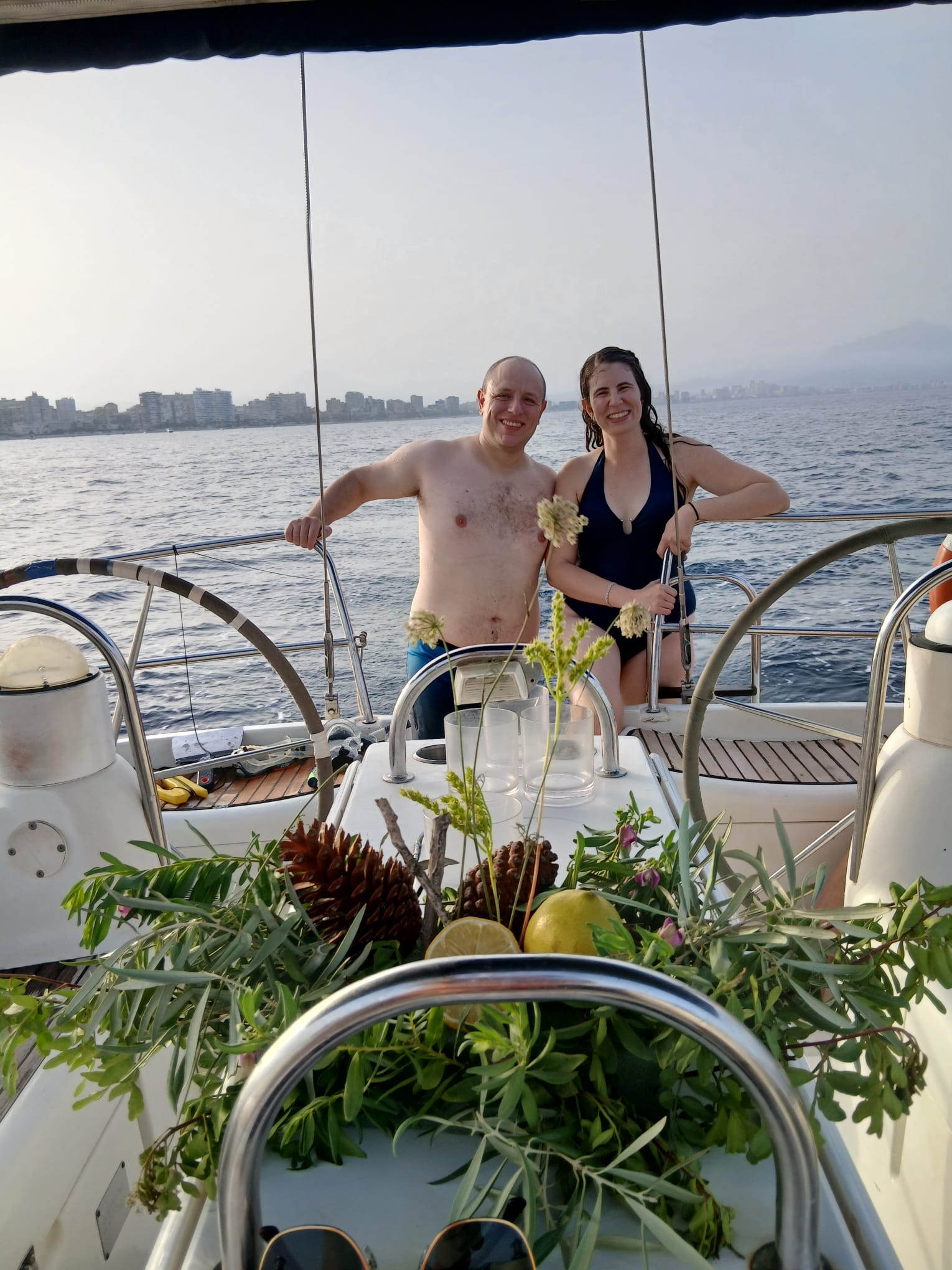 Pareja celebrando su pedida de mano en velero en la costa de Alicante