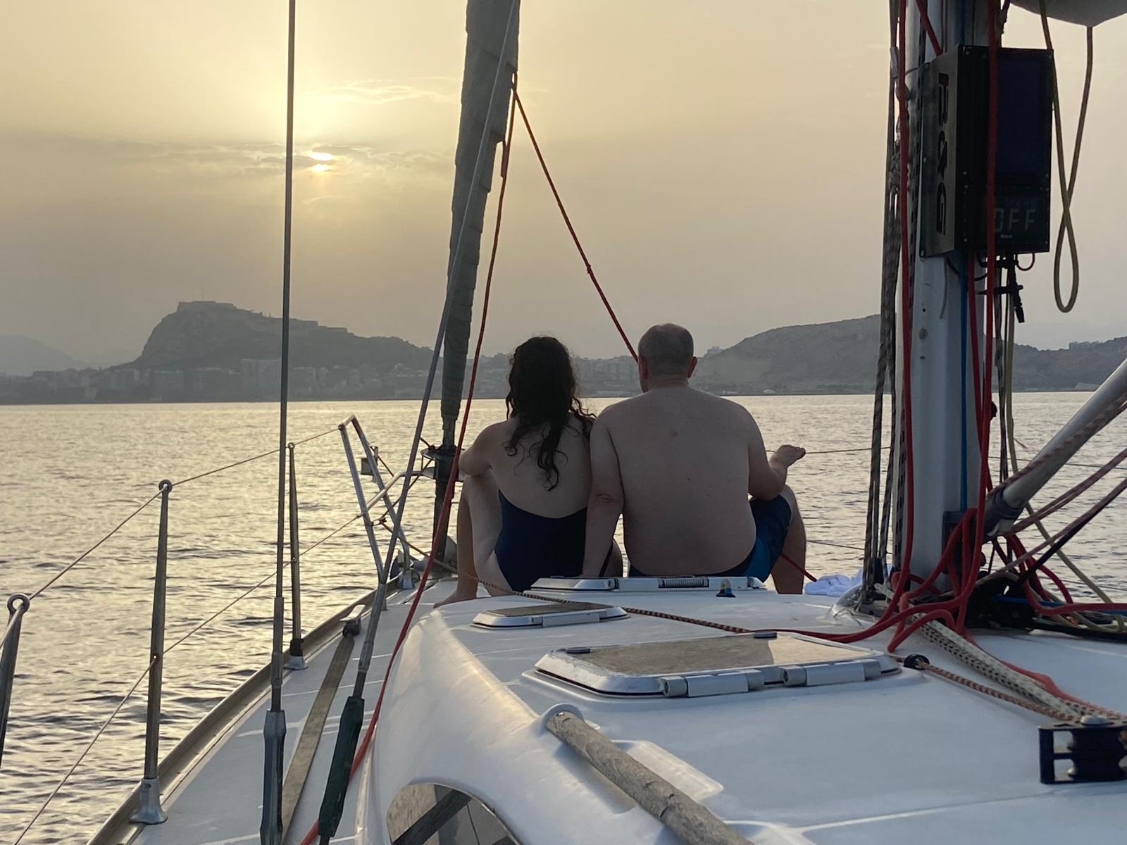 Pareja a bordo del velero Atamán durante una pedida de mano en Alicante