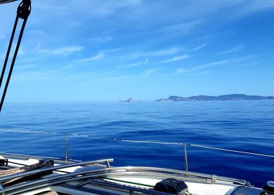 Vista costa Formentera desde la cubierta del velero Ataman